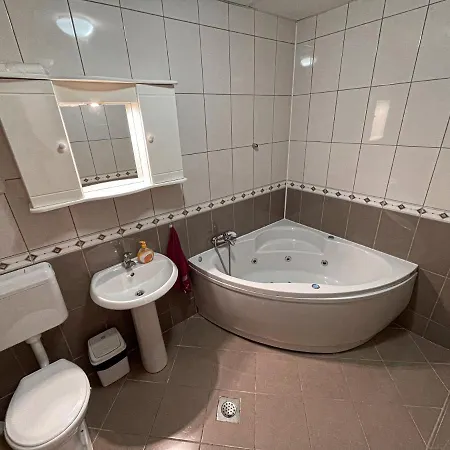 Korun's Lakeview Apartment
