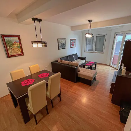 Korun's Lakeview Apartment *