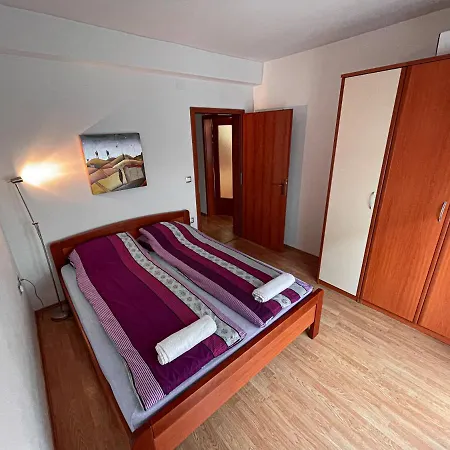 Korun's Lakeview Apartment *