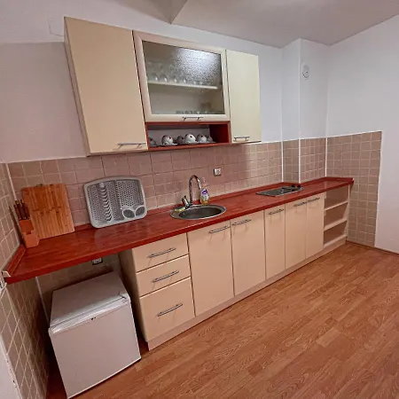 Korun's Lakeview Apartment