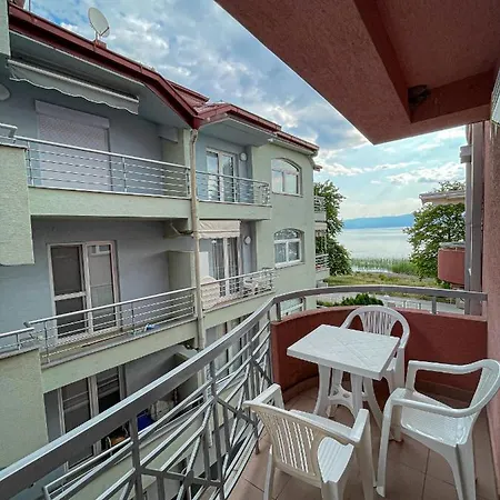 Korun's Lakeview Apartment