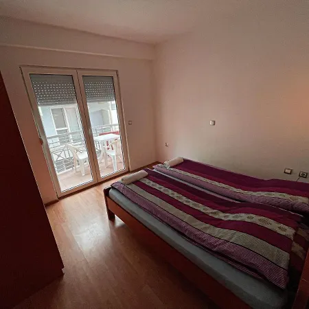 Korun's Lakeview Apartment Lagadin